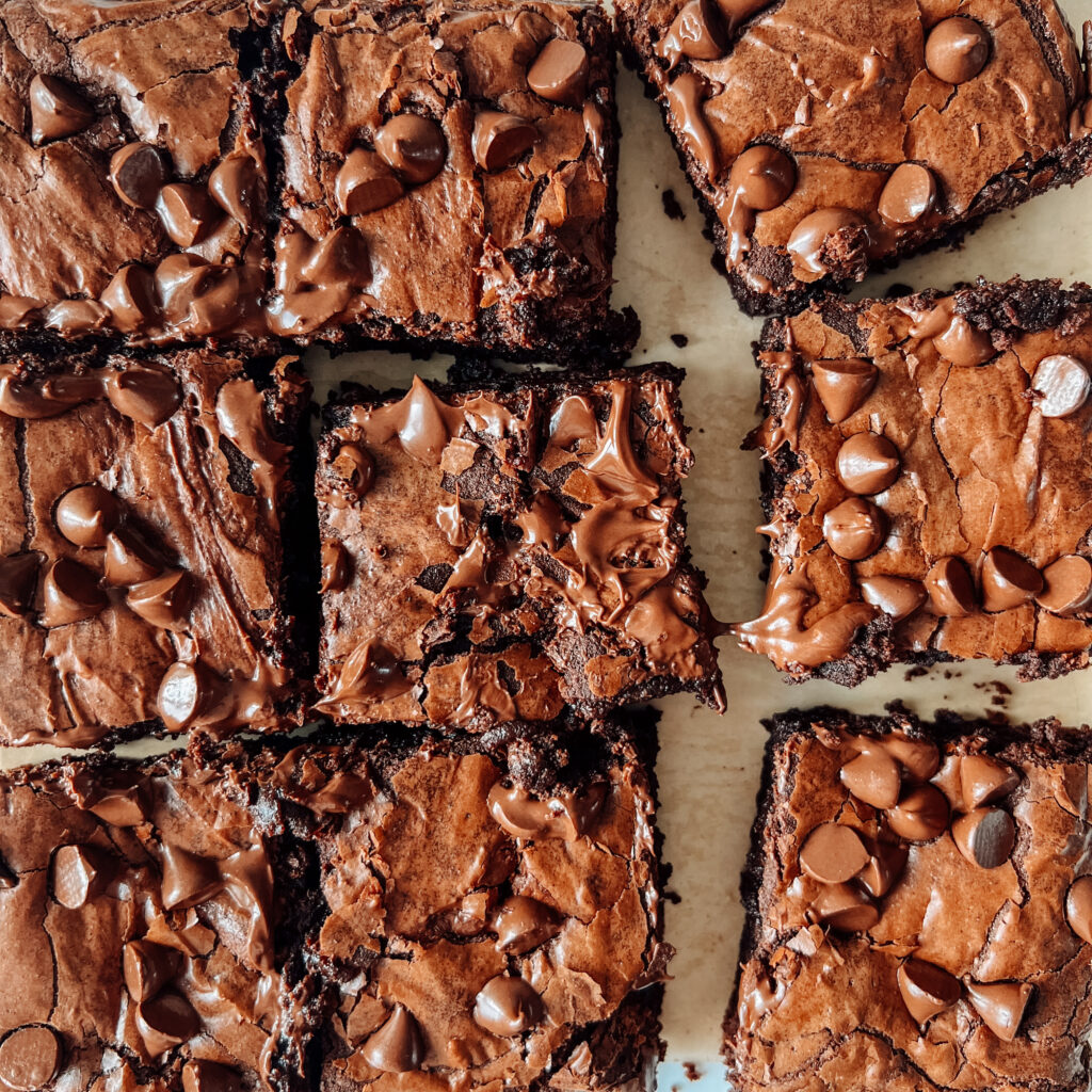 Easy One Bowl Fudge Brownies - Twin To Table